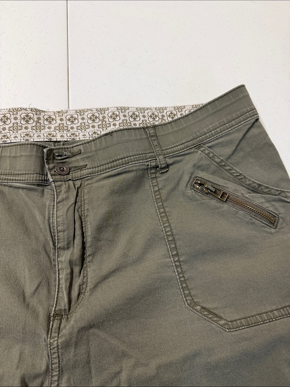 Lee Women's Olive Green Cargo Shorts - Picture 4 of 5